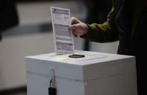 O Partido Republicano do Texas com cérebro de ervilha quer contar cédulas manualmente ARQUIVO - Máquinas de votação ocupam espaço para votação antecipada na State Farm Arena, 12 de outubro de 2020, em Atlanta. (Foto AP / Brynn Anderson, arquivo)