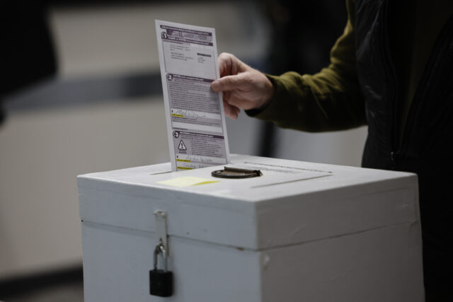 ARQUIVO - Máquinas de votação ocupam espaço para votação antecipada na State Farm Arena, 12 de outubro de 2020, em Atlanta. (Foto AP / Brynn Anderson, arquivo)