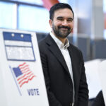 O candidato democrata Zohran Mamdani, à esquerda, cumprimenta apoiadores ao chegar para participar de um debate para prefeito, quinta-feira, 16 de outubro de 2025, em Nova York. (Foto AP/Angelina Katsanis)