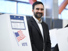 O Partido Republicano entra em pânico enquanto Mamdani se aproxima da vitória para prefeito de Nova York O candidato democrata Zohran Mamdani, à esquerda, cumprimenta apoiadores ao chegar para participar de um debate para prefeito, quinta-feira, 16 de outubro de 2025, em Nova York. (Foto AP/Angelina Katsanis)