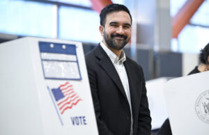 O Partido Republicano entra em pânico enquanto Mamdani se aproxima da vitória para prefeito de Nova York O candidato democrata Zohran Mamdani, à esquerda, cumprimenta apoiadores ao chegar para participar de um debate para prefeito, quinta-feira, 16 de outubro de 2025, em Nova York. (Foto AP/Angelina Katsanis)