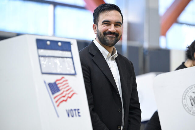 O Partido Republicano entra em pânico enquanto Mamdani se aproxima O candidato democrata Zohran Mamdani, à esquerda, cumprimenta apoiadores ao chegar para participar de um debate para prefeito, quinta-feira, 16 de outubro de 2025, em Nova York. (Foto AP/Angelina Katsanis)