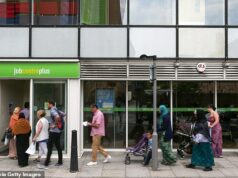 O Partido Trabalhista considera suavizar as penalidades para requerentes de benefícios que não comparecem aos centros de emprego O Partido Trabalhista está estudando planos para reduzir as penalidades financeiras para os requerentes do Crédito Universal que repetidamente deixam de comparecer às consultas nos centros de emprego. Na foto: uma imagem de um centro de empregos no leste de Londres