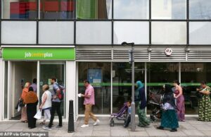 O Partido Trabalhista considera suavizar as penalidades para requerentes de benefícios que não comparecem aos centros de emprego O Partido Trabalhista está estudando planos para reduzir as penalidades financeiras para os requerentes do Crédito Universal que repetidamente deixam de comparecer às consultas nos centros de emprego. Na foto: uma imagem de um centro de empregos no leste de Londres