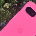 Google Pixel 9a em peônia sentado ao lado de um Pusheen com pipoca