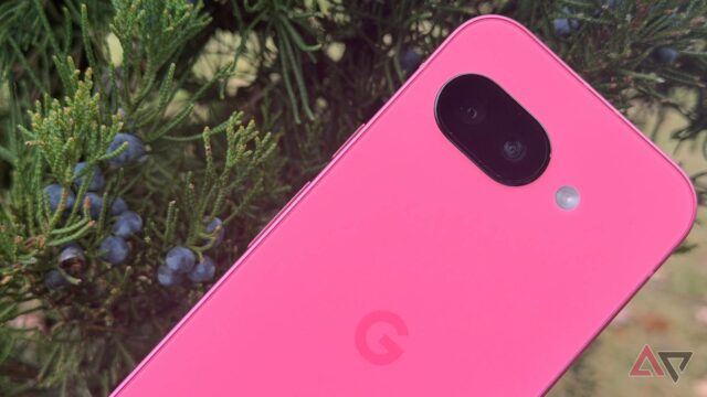 Google Pixel 9a em peônia sentado ao lado de um Pusheen com pipoca