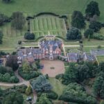 Edward, agora intitulado Duque de Edimburgo, mora em Bagshot Park (foto) e paga aluguel de pimenta pela mansão em Surrey desde 2007