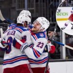 Os jogadores do New York Rangers, Adam Fox (23) e JT Miller (8), comemoram a vitória sobre o Seattle Kraken.