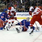 O defensor do Carolina Hurricanes, Sean Walker, marcou um gol contra o goleiro do New York Rangers, Igor Shesterkin.