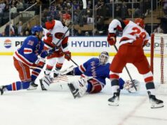 O Rangers viu em primeira mão o que está faltando em seu jogo, à medida que os problemas em casa atingem um nível preocupante O defensor do Carolina Hurricanes, Sean Walker, marcou um gol contra o goleiro do New York Rangers, Igor Shesterkin.