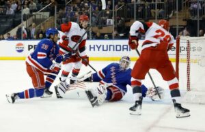 O Rangers viu em primeira mão o que está faltando em seu jogo, à medida que os problemas em casa atingem um nível preocupante O defensor do Carolina Hurricanes, Sean Walker, marcou um gol contra o goleiro do New York Rangers, Igor Shesterkin.