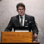 ARQUIVO - O governador de Indiana, Mike Braun, fala durante um evento da iniciativa Make Indiana Healthy Again em Indianápolis, 15 de abril de 2025. (AP Photo / Michael Conroy, arquivo)