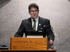 O Senado de Indiana não votará sobre o redistritamento, desafiando a pressão de Trump ARQUIVO - O governador de Indiana, Mike Braun, fala durante um evento da iniciativa Make Indiana Healthy Again em Indianápolis, 15 de abril de 2025. (AP Photo / Michael Conroy, arquivo)