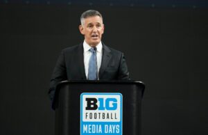 O acordo de capital privado da Big Ten está em pausa, dando a Petitti tempo para se reagrupar e erradicar as vibrações preocupantes do Pac-12 O acordo de capital privado da Big Ten está em pausa, dando a Petitti tempo para se reagrupar e erradicar as vibrações preocupantes do Pac-12