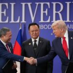 O presidente dos EUA, Donald Trump (à direita), com o líder cambojano Hun Manet (apertando as mãos) e o primeiro-ministro tailandês, Anutin Charnvirakul, em Kuala Lumpur, Malásia.