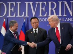 O acordo de paz de Trump entre Camboja e Tailândia está desmoronando O presidente dos EUA, Donald Trump (à direita), com o líder cambojano Hun Manet (apertando as mãos) e o primeiro-ministro tailandês, Anutin Charnvirakul, em Kuala Lumpur, Malásia.