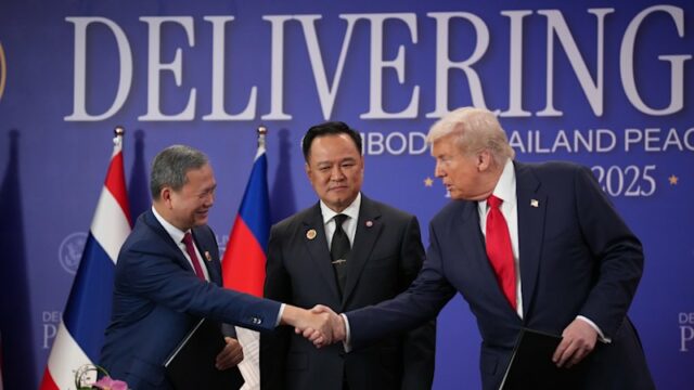 O presidente dos EUA, Donald Trump (à direita), com o líder cambojano Hun Manet (apertando as mãos) e o primeiro-ministro tailandês, Anutin Charnvirakul, em Kuala Lumpur, Malásia.