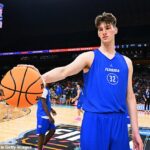 Olivier Rioux se tornou o jogador de basquete universitário mais alto de todos os tempos depois de sua estreia