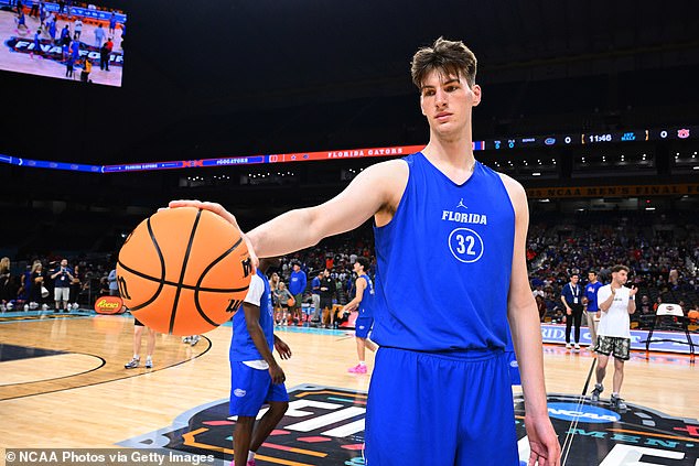 O adolescente mais alto do mundo finalmente faz sua estreia Olivier Rioux se tornou o jogador de basquete universitário mais alto de todos os tempos depois de sua estreia