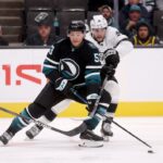 O ala do Sharks ajudou a sair do gelo após uma lesão na perna contra o Calgary Flames