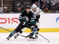 O ala do Sharks ajudou a sair do gelo após uma lesão na perna contra o Calgary Flames O ala do Sharks ajudou a sair do gelo após uma lesão na perna contra o Calgary Flames