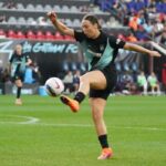 A zagueira do Gotham FC, Lilly Reale (4), recebe um passe no segundo tempo contra o Racing Louisville FC, no Sports Illustrated Stadium.