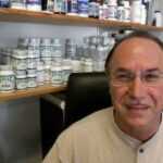 Victor Conte, à esquerda, fala com o boxeador de East Bay, Nonito Donaire Jr., campeão peso galo do WBC e WBO, que treina nas proximidades, e endossa os produtos de Conte no escritório de Nutrição Científica para Condicionamento Avançado (SNAC) da Conte em San Carlos, Califórnia, em 4 de março de 2011. (LiPo Ching/Mercury News)