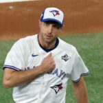 GettyImages-2244544012 arremessador de bluejays chora