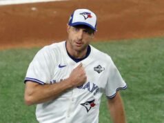 O arremessador do Blue Jays, Max Scherzer, chorou no vestiário após a derrota no jogo 7 GettyImages-2244544012 arremessador de bluejays chora
