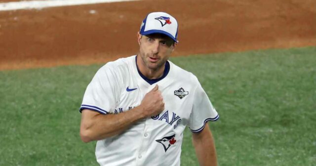 GettyImages-2244544012 arremessador de bluejays chora