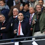 Patrick Dorgu, Noussair Mazraoui, Kobbie Mainoo e Ayden Heaven se aquecem antes da partida da Premier League entre Nottingham Forest e Manchester United no City Ground em 2025 em Nottingham, Inglaterra.