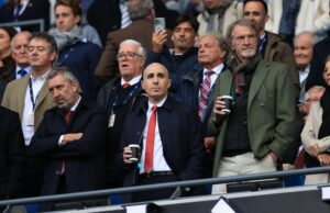 O ás do Man Utd está personificando o risco da filosofia de transferência da Ineos com sua forma nesta temporada Patrick Dorgu, Noussair Mazraoui, Kobbie Mainoo e Ayden Heaven se aquecem antes da partida da Premier League entre Nottingham Forest e Manchester United no City Ground em 2025 em Nottingham, Inglaterra.