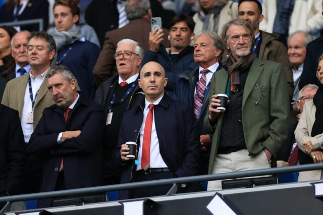 O ás do Man Utd está personificando o risco da Patrick Dorgu, Noussair Mazraoui, Kobbie Mainoo e Ayden Heaven se aquecem antes da partida da Premier League entre Nottingham Forest e Manchester United no City Ground em 2025 em Nottingham, Inglaterra.