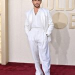 Jonathan Bailey (visto no Globo de Ouro em janeiro de 2024) foi eleito o primeiro homem assumidamente gay do mundo, o homem mais sexy do mundo, ao suceder o polêmico premiado John Krasinski