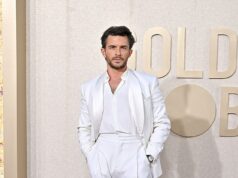 O astro de Wicked, Jonathan Bailey, se torna o primeiro homem assumidamente gay a ser eleito o homem mais sexy do mundo pela People Jonathan Bailey (visto no Globo de Ouro em janeiro de 2024) foi eleito o primeiro homem assumidamente gay do mundo, o homem mais sexy do mundo, ao suceder o polêmico premiado John Krasinski