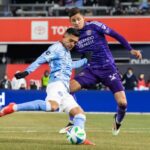 O atacante Alonso Martínez, do New York City, à esquerda, e o zagueiro do Charlotte FC, Tim Ream, competem pela bola durante o primeiro tempo do jogo 2 na primeira rodada dos playoffs da Conferência Leste da MLS, sábado, 1º de novembro de 2025