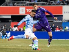 O atacante do Star NYCFC, Alonso Martinez, foi eliminado devido a uma lesão no joelho no playoff O atacante Alonso Martínez, do New York City, à esquerda, e o zagueiro do Charlotte FC, Tim Ream, competem pela bola durante o primeiro tempo do jogo 2 na primeira rodada dos playoffs da Conferência Leste da MLS, sábado, 1º de novembro de 2025