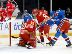 O ataque lamentável do Rangers desperdiça o retrocesso do goleiro na derrota para os Red Wings que encerra a seqüência de vitórias O pivô do New York Rangers, Noah Laba, chuta o disco para ultrapassar o goleiro do Detroit Red Wings, Cam Talbot.