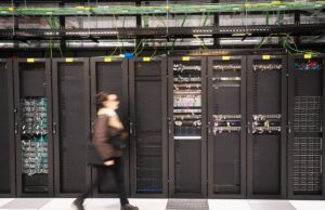 O aumento dos preços da energia coloca a IA e os data centers na mira A visitor walks past a computer bay at the PA10 data center, operated by Equinix Inc., in Paris, France.