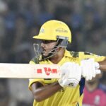 O batedor do CSK, Ayush Mhatre, bate o século por Mumbai no SMAT 2025