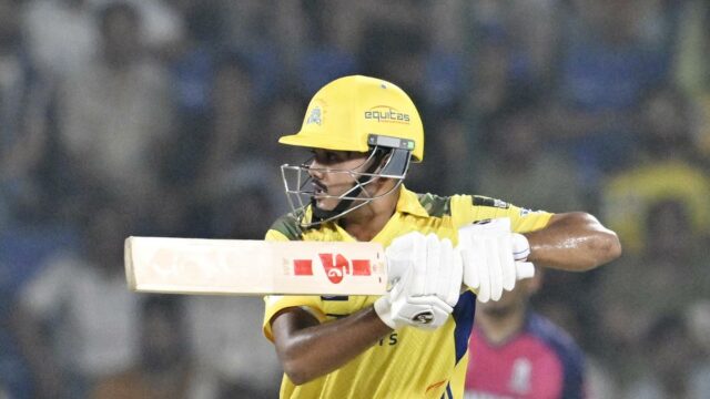 O batedor do CSK, Ayush Mhatre, bate o século por Mumbai no SMAT 2025
