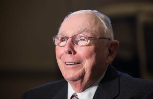 O bilionário Charlie Munger disse que se a política o mantém irritado, ‘Bem-vindo à casa da miséria’ e ‘Conquistas mundanas muito baixas’ O bilionário Charlie Munger disse que se a política o mantém irritado, 'Bem-vindo à casa da miséria' e 'Conquistas mundanas muito baixas'