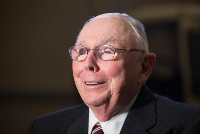 O bilionário Charlie Munger disse que se a política o mantém irritado, 'Bem-vindo à casa da miséria' e 'Conquistas mundanas muito baixas'
