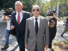 O bilionário britânico Joe Lewis é perdoado por Trump por abuso de informação privilegiada e crimes de conspiração O bilionário britânico Joe Lewis é perdoado por Trump por abuso de informação privilegiada e crimes de conspiração