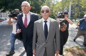 O bilionário britânico Joe Lewis é perdoado por Trump por abuso de informação privilegiada e crimes de conspiração O bilionário britânico Joe Lewis é perdoado por Trump por abuso de informação privilegiada e crimes de conspiração