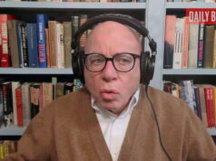 O biógrafo do presidente diz que é “extremamente importante” para Trump ser visto como “o cara com quem as mulheres estão”. Yahoo news home