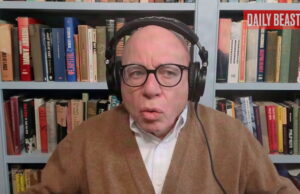 O biógrafo do presidente diz que é “extremamente importante” para Trump ser visto como “o cara com quem as mulheres estão”. Yahoo news home