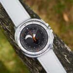 Um Google Pixel Watch 4 em um carregador mostrando o tempo e os minutos restantes para carregar totalmente