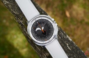 O calor do seu corpo pode tornar os smartwatches com carregamento automático uma realidade Um Google Pixel Watch 4 em um carregador mostrando o tempo e os minutos restantes para carregar totalmente
