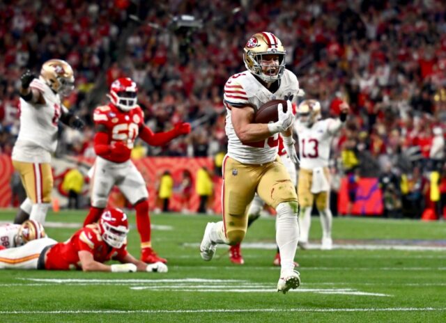 O quarterback do San Francisco 49ers, Brock Purdy (13), passa contra o Arizona Cardinals durante o primeiro tempo de um jogo de futebol americano da NFL em Glendale, Arizona, domingo, 16 de novembro de 2025. (AP Photo / Ross D. Franklin)